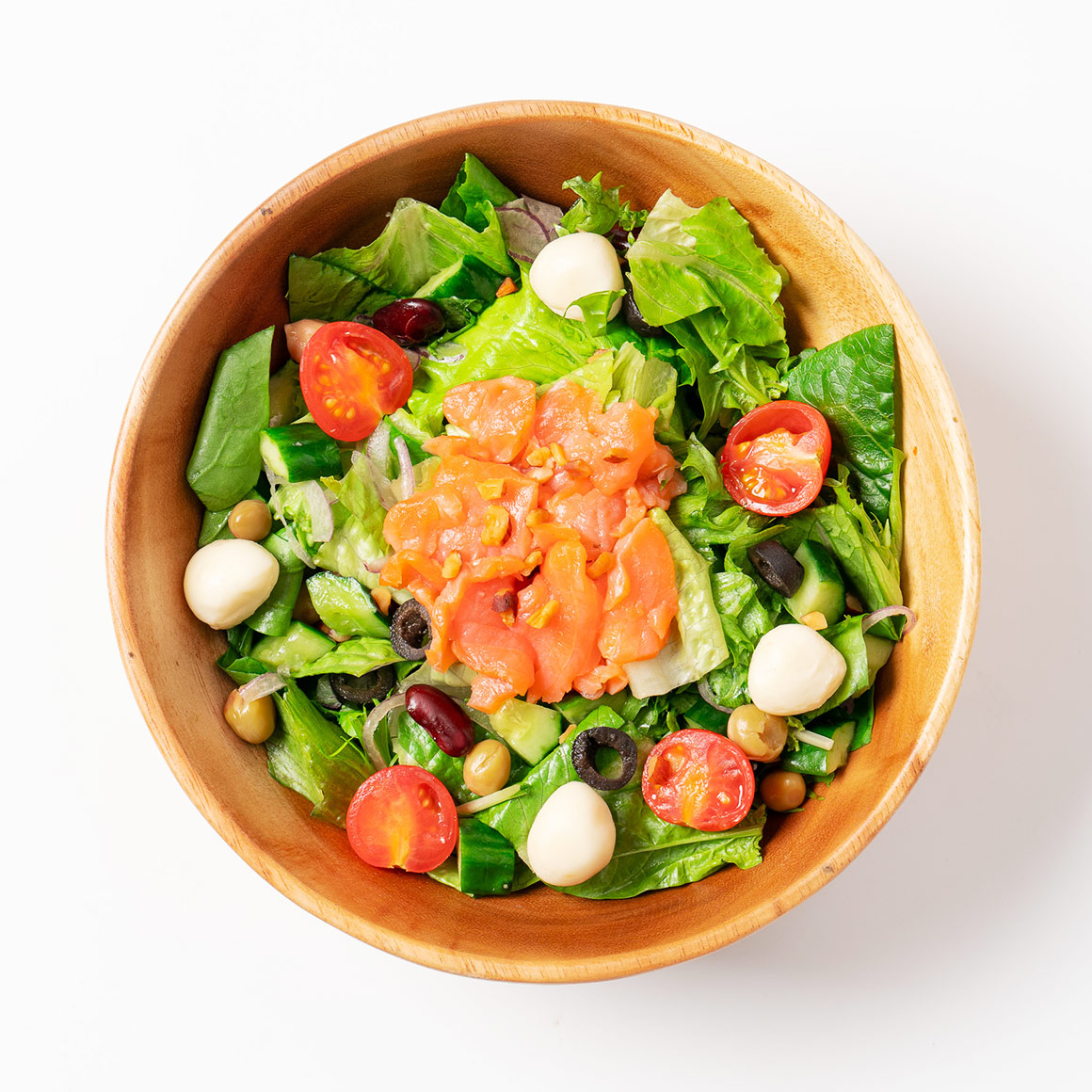 スモークサーモンとチーズの贅沢サラダの写真