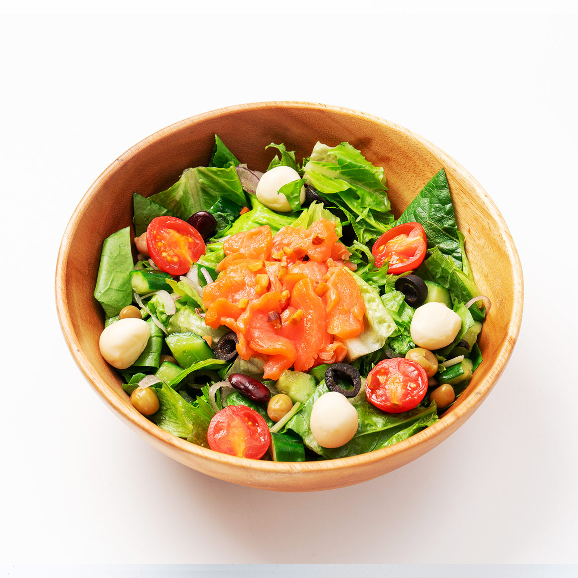 スモークサーモンとチーズの贅沢サラダの写真